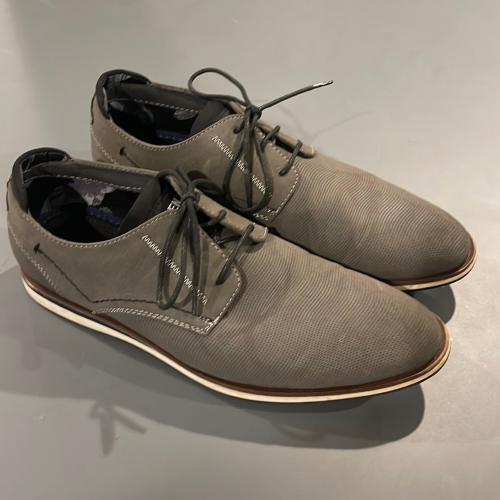 Boys Steve Madden dress shoe size 8. Sharkskin grey.